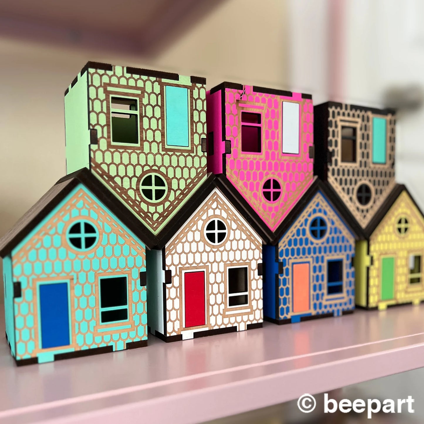 Saltbox Miniature House: East Coast Style Wood Decor