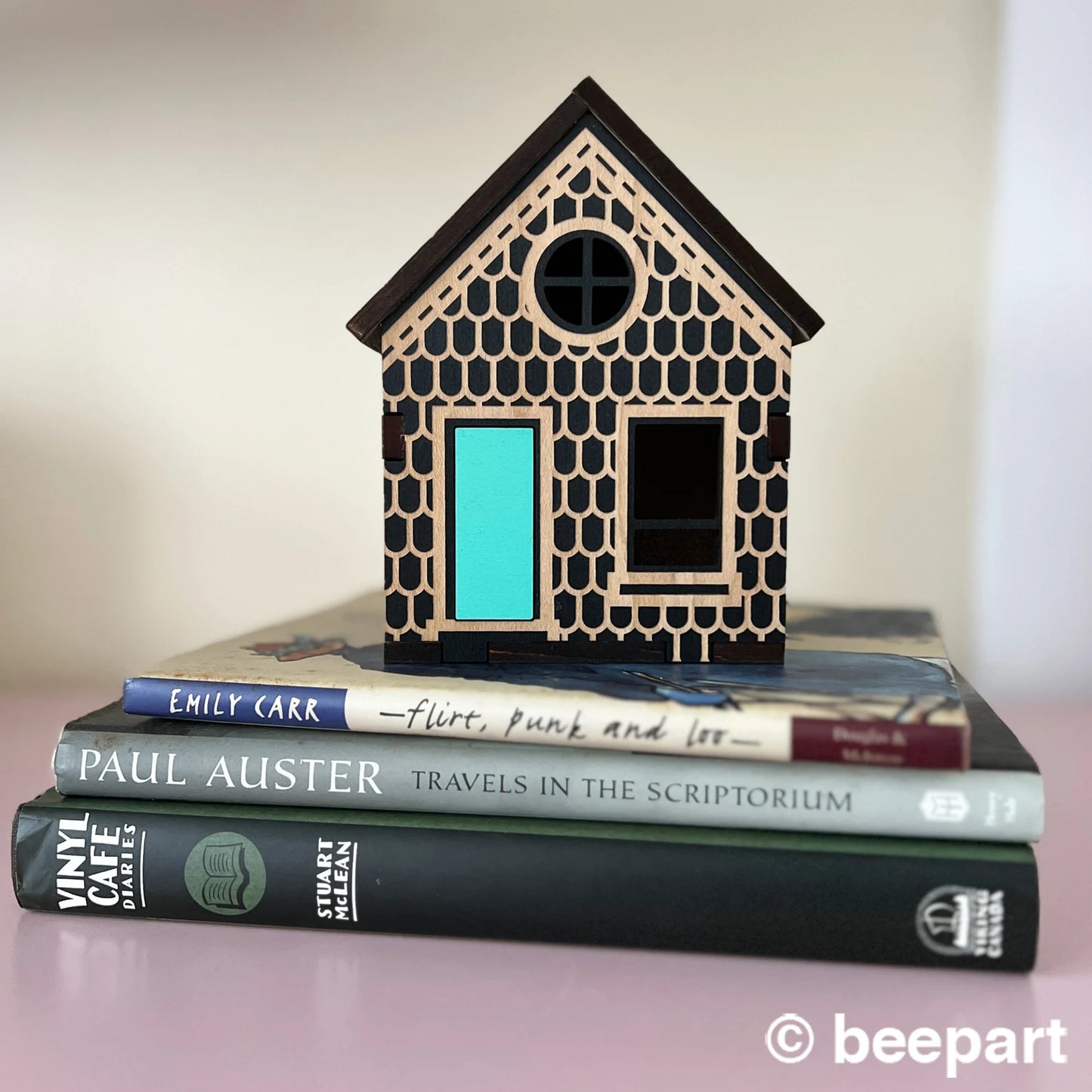 Saltbox Miniature House: East Coast Style Wood Decor