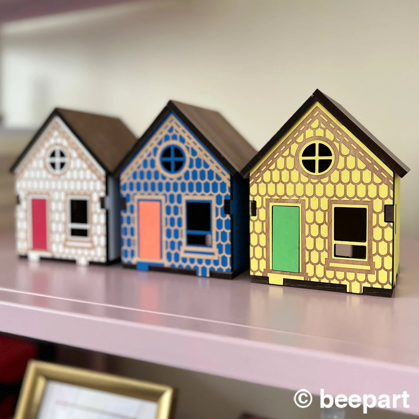 Saltbox Miniature House: East Coast Style Wood Decor